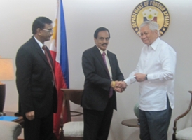 SL_Ambassador_with_Foreign_Minister_of_the_Philippines